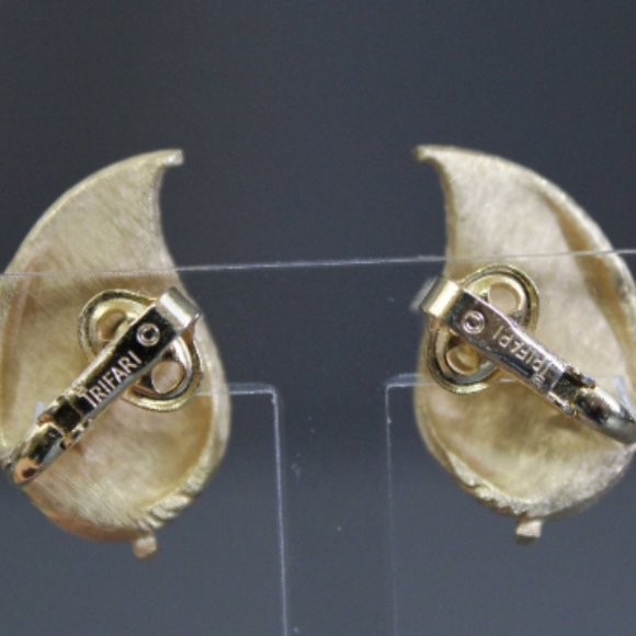 VTG Trifari gold and white leaf brooch and earrings set clip on 1960s signed - Picture 4 of 8